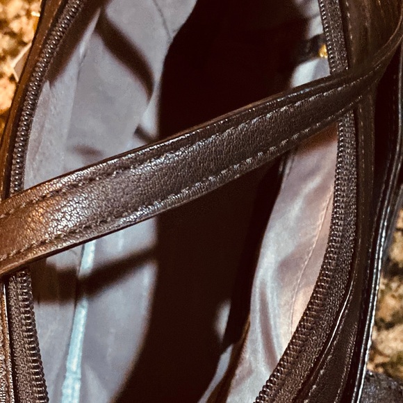 Kenneth Cole Reaction Gorgeous & Classy  hand bag. - Picture 8 of 16